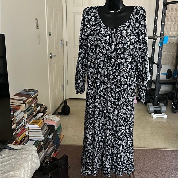 Elegant Black and White Floral Dress - Picture 3 of 5